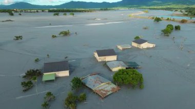 Selden sonra çamurla kaplı evlerin havadan görüntüsü