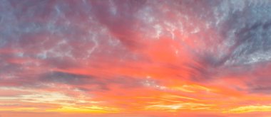 Sundown Sky Panoramia - Sunset Sunrise Sundown Sky 'ın panoramik görüntüsü renkli bulutlar, kuşsuz panorama gökyüzü