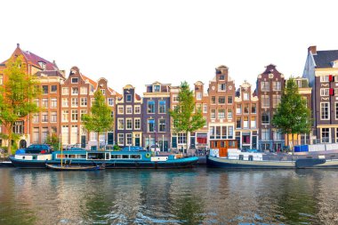 Amsterdam 'ın ünlü evleri. Beyazların arka planı izole edilmiş. Amsterdam 'ın tarihi merkezinde çeşitli geleneksel evler. Amsterdam, Hollanda, Hollanda, Avrupa