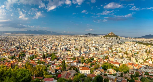 アテネのパノラマ アクロポリス足からLycabettusマウントのビュー ギリシャ アテネ市内中心部のスカイライン 古いと近代的なギリシャの家とアテネの歴史的な町の風景 旅行のコンセプト — ストック写真