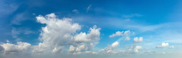 Modrá Obloha Bílými Mraky Ultra Široké Panorama Jasnej Slunečnej Den — Stock fotografie