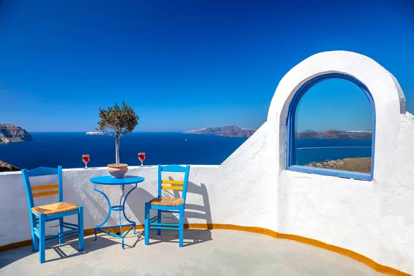 有名なサントリーニ島 ギリシャ 海と水平線の景色を望む屋外シーティングエリア 2つの椅子と2つのメガネがおもてなしです サントリーニ島 ギリシャ ヨーロッパ — ストック写真