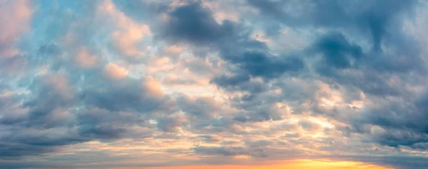 Panoramahimmel Bei Sonnenuntergang Bewölkte Wolken Pastellfarben Nur Der Himmel Sonnenuntergang — Stockfoto