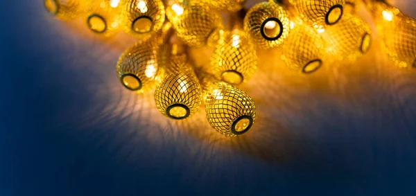 Φόντο Διακοπών Αναμμένα Φώτα Γιρλάντα Δημιουργούν Μια Εορταστική Διάθεση Εορταστικό — Φωτογραφία Αρχείου