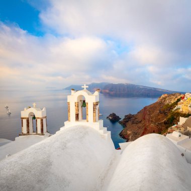 Santorini, Yunanistan. Santorini adasının ünlü mimarisinin kavramsal kompozisyonu. Çanların beyaz kemerleri ve mavi deniz manzarası. Santorini Adası, Yunanistan, Avrupa. Santorini minimalist fotoğraf koleksiyonu