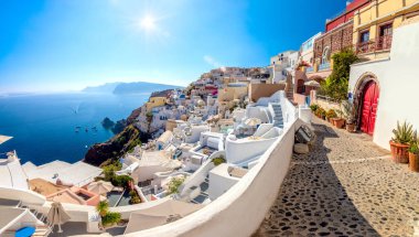 Oia, Santorini, Yunanistan. Küçük bir sokaktaki geleneksel Santorini siklodik evlerinin resimli panoramik görüntüsü. Oia Köyü, Santorini, Yunanistan.