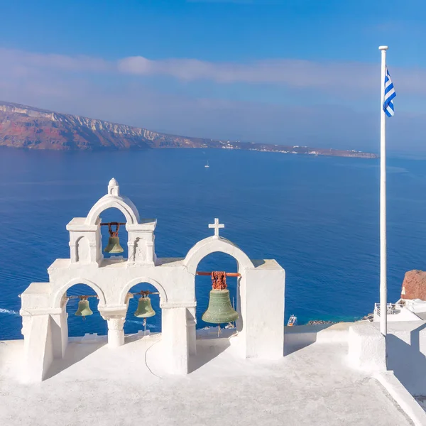 Santorini Řecko Bílý Zvonek Oblouk Modrý Výhled Moře Čluny Koncepční — Stock fotografie