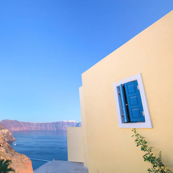 日当たりの良いサントリーニ島 ギリシャの幾何学と色 サントリーニ島のOiaの伝統的な建物の概念的な芸術的断片 小さな通りに伝統的なサントリーニサクラデスの家の絵のような景色 ギリシャ サントリーニ島のOia Village サントリーニ — ストック写真