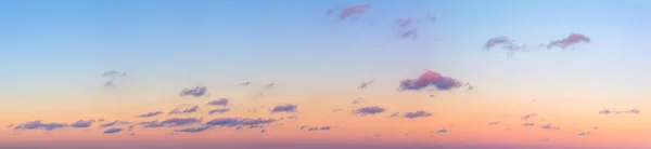 Ultraszeroka Panorama Zachodu Słońca Światło Oddzielone Kolorowe Chmury Niebie Nie — Zdjęcie stockowe