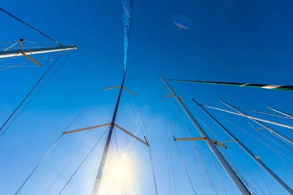 帆船の背景 ヨットマリーナ ヨット桟橋 多くの帆船が桟橋にある 島の周りの素敵な旅行 素晴らしい週末の休暇や休日 ギリシャ ヨーロッパ — ストック写真