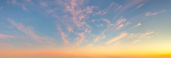 Şafak Vakti Gökyüzünde Yumuşak Romantik Pastel Sirrus Bulutları Gündoğumu Günbatımı — Stok fotoğraf
