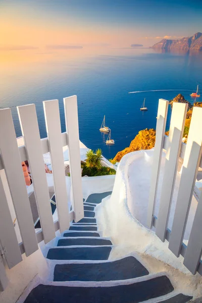 安静にして ギリシャのサントリーニ島 白い建築 オープンドアとサントリーニ島 オア島の青い海へのステップ ギリシャ サントリーニ島 ヨーロッパ旅行 — ストック写真