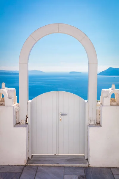 パラダイス サントリーニ 概念的な背景 サントリーニ ギリシャ サントリーニ島 白い建築と天国への扉 抽象的な背景 空の空間 ギリシャ諸島 — ストック写真