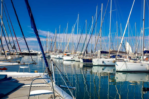多くの帆船 ヨットマリーナ ヨット桟橋 多くの帆船が桟橋にある 島の周りの素敵な旅行 素晴らしい週末の休暇や休日 ギリシャ ヨーロッパ ストック写真