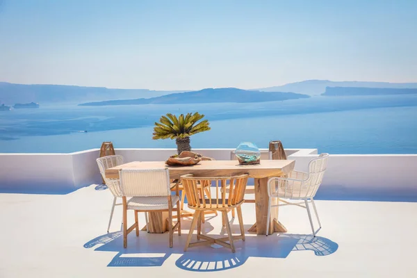 サントリーニ島だ ギリシャ サントリーニ島 白い建築と深い青 テラスのテーブルと椅子 ギリシャ諸島 サントリーニ島 ヨーロッパの休暇 ストック画像
