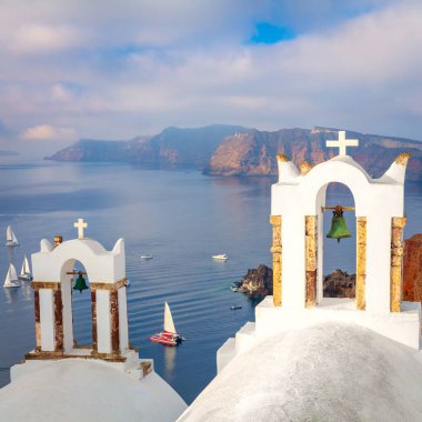 Santorini, Yunanistan. Beyaz çan kemeri ve mavi deniz manzaralı tekneler. Santorini adasının ünlü mimarisinin kavramsal kompozisyonu. Santorini minimalist fotoğraf koleksiyonu. Santorini Adası, Yunanistan, Avrupa.