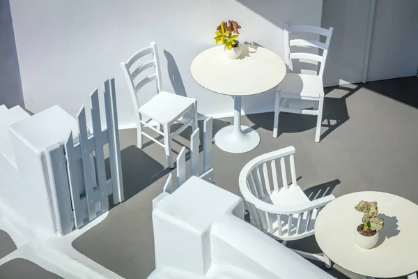 ギリシャ サントリーニ島 オア島 概念的な白いアーキテクチャは 上のビュー テーブルと椅子 抽象的な背景 ギリシャ諸島 サントリーニ島 ヨーロッパの休暇 — ストック写真