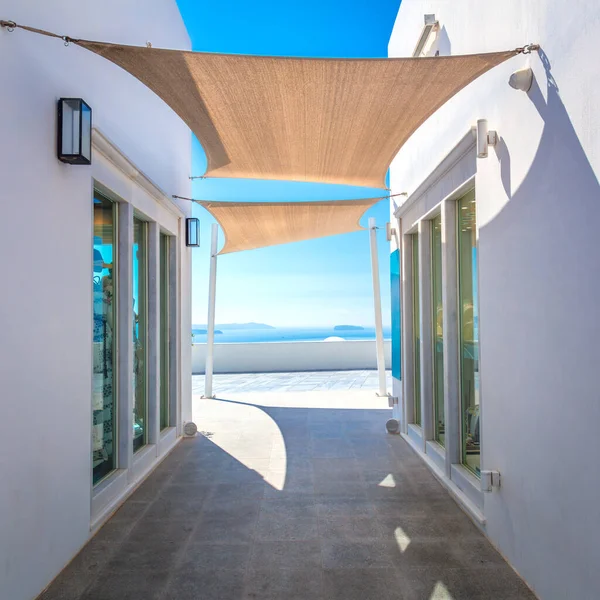 Řecko Ostrov Santorini Oia Bílá Architektura Úzké Ulice Markýzami Pro — Stock fotografie