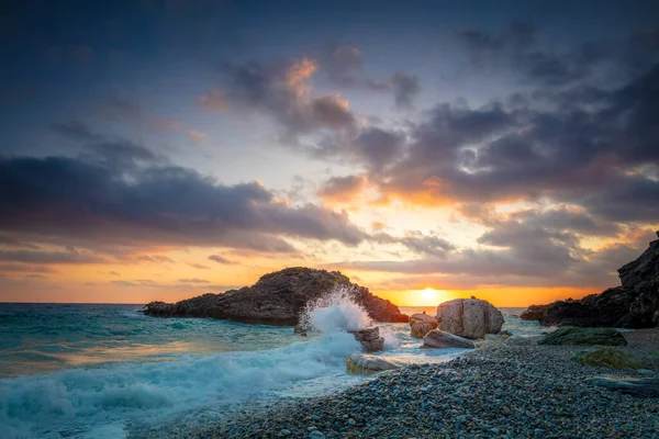 自然背景 シースケープ 海の朝 波はビーチで岩にぶつかり 海の水は太陽と共に空に飛び上がります 日没海で日没 — ストック写真