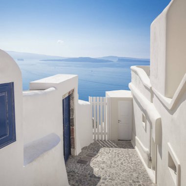 Yunanistan, Santorini Adası, Oia. Kavramsal arka plan, dar bir caddenin beyaz mimarisi. Soyut arkaplan. Yunan Adaları, Santorini, Avrupa Tatili