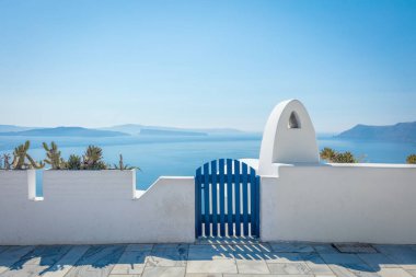 Kavramsal arka plan, Santorini. Yunanistan, Santorini Adası, Oia - beyaz mimari ve cennete açılan kapı. Soyut arkaplan, boş alan. Yunan Adaları, Santorini, Avrupa Tatili