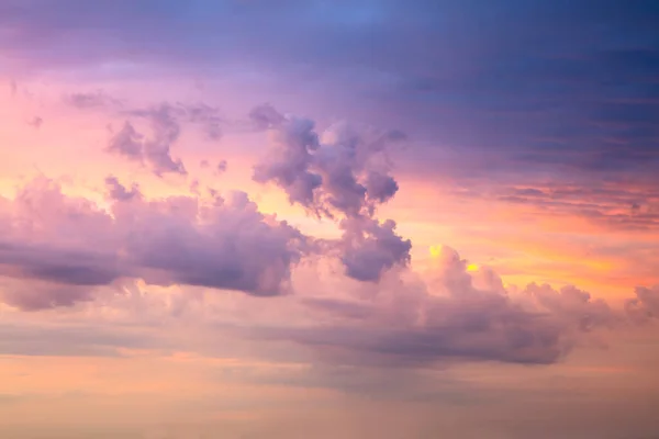 鳥のいない穏やかなカラフルな雲で日の出の空 本物の空 大きなサイズの写真 — ストック写真