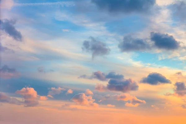 Πραγματική Απαλή Ανατολή Ενάντια Στον Ουρανό Παστέλ Πολύχρωμα Σύννεφα Χωρίς — Φωτογραφία Αρχείου
