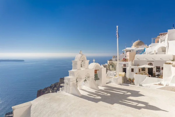 有名なサントリーニ オイア ギリシャ サントリーニ島の伝統的な建築の最小限の構成 青い海の背景にドームを持つ白いアーチ 晴れた日の美しい影 ギリシャ サントリーニ ストック画像
