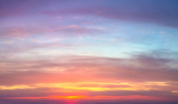 Sanfte Lichtfarben Des Sonnenaufgangs Sonnenuntergang Himmel Mit Pastellfarbenen Leichten Wolken Stockbild