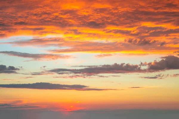 Δραματική Ανατολή Ενάντια Έναν Ουρανό Πολύχρωμα Σύννεφα Αληθινό Ηλιοβασίλεμα Αυγή — Φωτογραφία Αρχείου