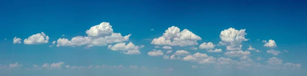 全景天空 白天真正的蓝天 白云笼罩 自由与和平 大图格式的云彩蓝天 没有鸟儿 — 图库照片