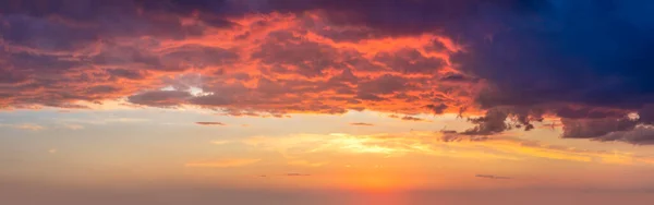 カラフルな雲で空に向かって現実の劇的な日の出 鳥がいない 大きなパノラマ写真 これは本当の天国のパノラマ写真です ロイヤリティフリーのストック画像
