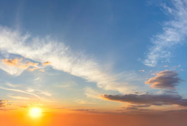 Πραγματικό Φόντο Sunrise Sundown Sky Πολύχρωμα Σύννεφα Και Ήλιο Cloudscape Εικόνα Αρχείου