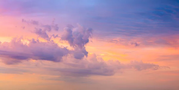 새가없는 부드러운 다채로운 구름이있는 대단한 하늘이야 파노라마 — 스톡 사진