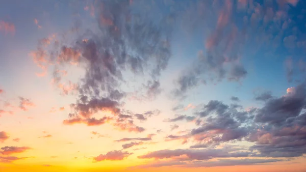 素晴らしい本当の空 鮮やかな色 パノラマサンライズ サンタウン スカイ カラフルな雲 鳥がいない 自然な雲の背景 パノラミック — ストック写真