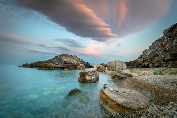 Zonsondergang Zee Avondtijd Aan Kust Grote Rotsen Kleurrijke Dramatische Wolken Rechtenvrije Stockafbeeldingen