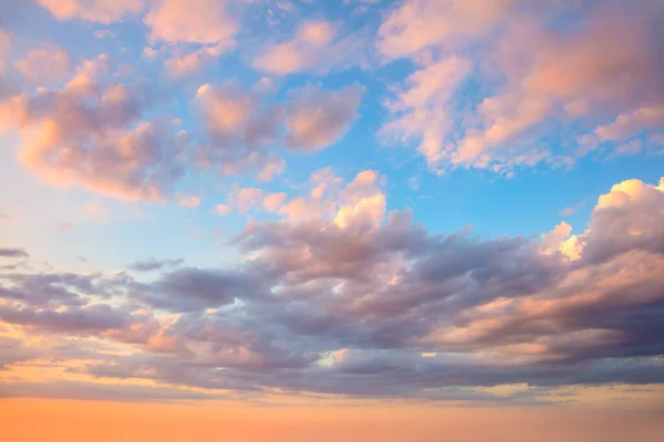 素晴らしい本当の空 優しい色 パノラマサンライズ サンタウン スカイ カラフルな雲 鳥がいない ナチュラルクラウドスケープの背景 ストックフォト