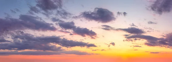 リアルスカイ 鮮やかな色 パノラマサンライズ サンタウンスカイ カラフルな雲 鳥がいない 自然な雲の背景 パノラミア ストック写真