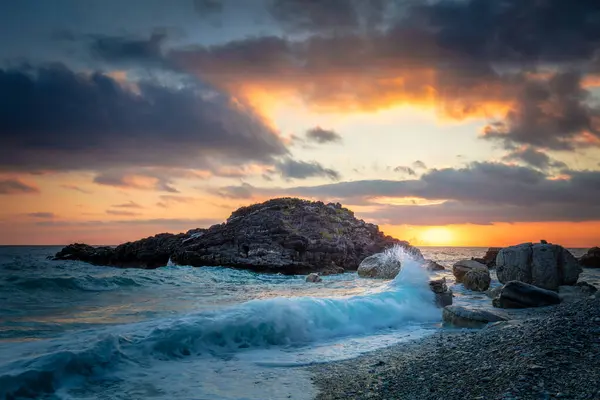 シースケープ 海洋モーニング 波はビーチで岩を打ち 海水が太陽と共に空に飛び上がった サンセット サンダウンの海 ストーム シースケープ ロイヤリティフリーのストック写真