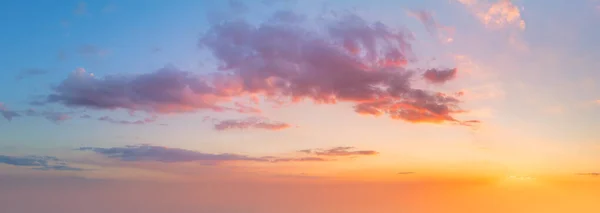 太陽が輝くマジェスティックなリアル空のパステルカラー パノラマサンライズサンセットスカイカラフルな雲 鳥がいない ナチュラルクラウドスケープ 大型パノラマ ロイヤリティフリーのストック写真