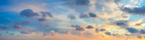 Igazi Fenséges Napkelte Naplemente Égbolt Háttér Szelíd Színes Felhők Madarak — Stock Fotó