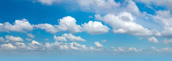 Tagsüber Strahlend Blauer Himmel Mit Weißen Lichtwolken Freiheit Und Frieden — Stockfoto