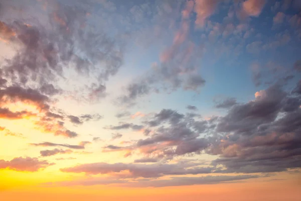 素晴らしい本当の空 鮮やかな色 パノラマサンライズ サンタウン スカイ カラフルな雲 鳥がいない ナチュラルクラウドスケープの背景 — ストック写真