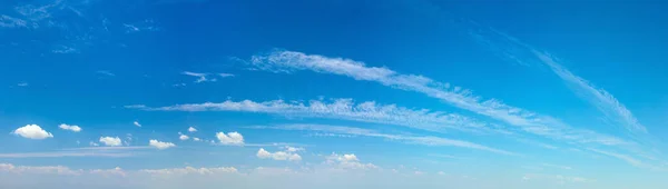 Céu Panorâmico Céu Azul Real Durante Dia Com Nuvens Luz — Fotografia de Stock