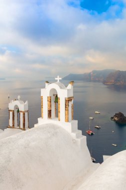 Ünlü Santorini, Yunanistan. Santorini adasının ünlü mimarisinin kavramsal kompozisyonu. Çanların beyaz kemerleri ve mavi deniz manzarası. Santorini Adası, Yunanistan, Avrupa. 
