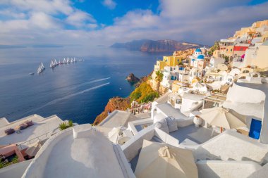 Santorini, Yunanistan. Santorini 'nin meşhur panoramik manzarası. Beyaz evler, mavi kubbeler ve gök mavisi denizlerdeki yatlar. Oia, Santorini Adası, Yunanistan, Avrupa.
