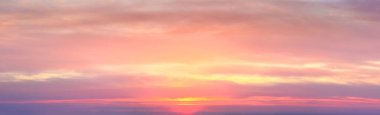 Gerçekten inanılmaz panoramik günbatımı günbatımı gökyüzü yumuşak renkli bulutlarla. Gerçek gökyüzü ve bulutlar. Uzun panorama, kes onu