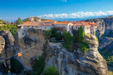 Yunanistan, Meteora manastırları. Varlaam 'ın Kutsal Manastırı' nın panoramik manzarası yüksek kayaların kenarına yerleştirilmiş. Meteora bölgesi UNESCO Dünya Mirası 'nda yer almaktadır. Yunanistan, Avrupa