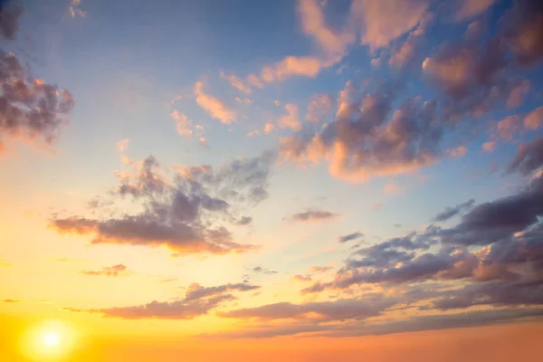太陽と真の空 パステルカラー パノラマサンライズ サンサンセットスカイ カラフルな雲 鳥がいないと — ストック写真