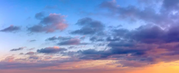 本物のスカイパノラマの背景 夜明けの空にロマンチックなピンクの雲 テンダームードサンライズサンダウンサンセットスカイパノラマ 自然な雲の背景 ストック画像